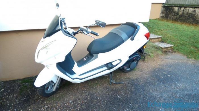 Scooter 125 cc contre petite voiture