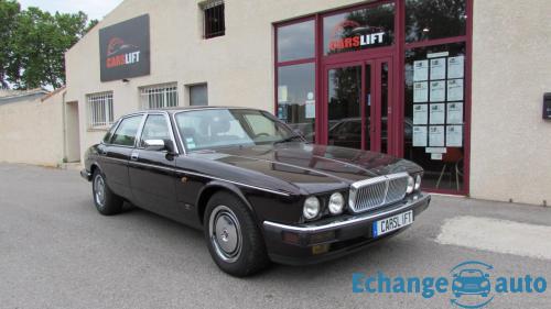 Daimler Double-Six Jaguar XJ 40 6.0 311cv Insignia