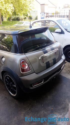 Mini cooper SD contre moto