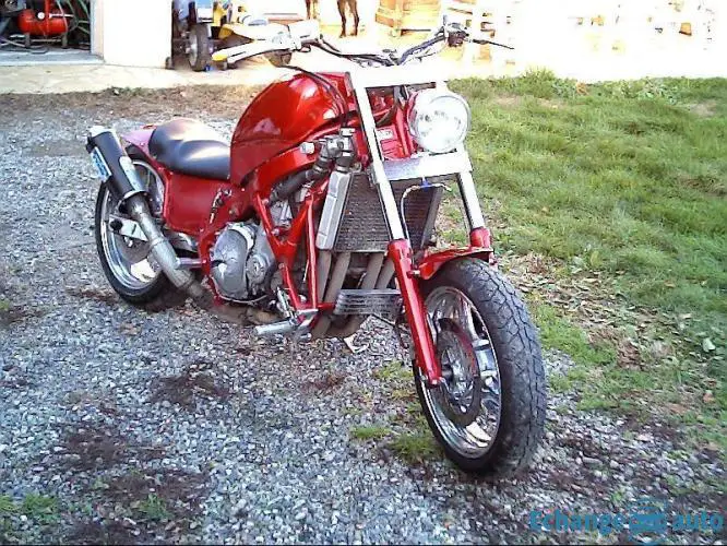 Moto custom modèle unique sur base 1000 cbr