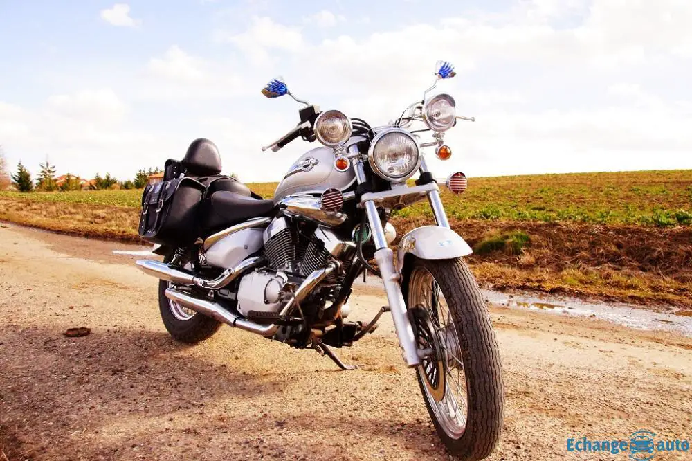 Moto 125cc Suzuki intruder en bonne état