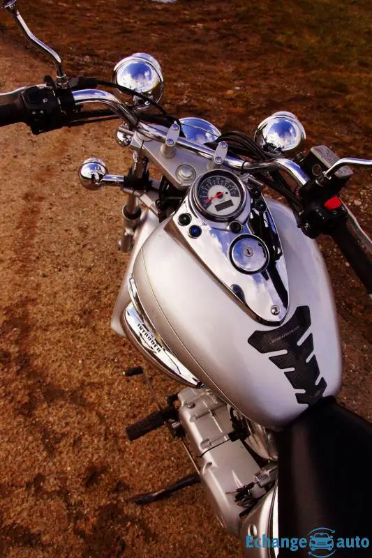 Moto 125cc Suzuki intruder en bonne état