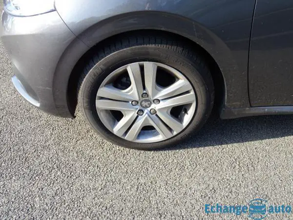Peugeot 208 SIGNATURE 1.2L PURE TECH 82 CV