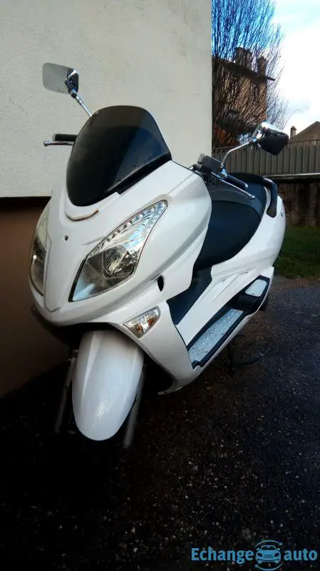Scooter 125 cc contre petite voiture