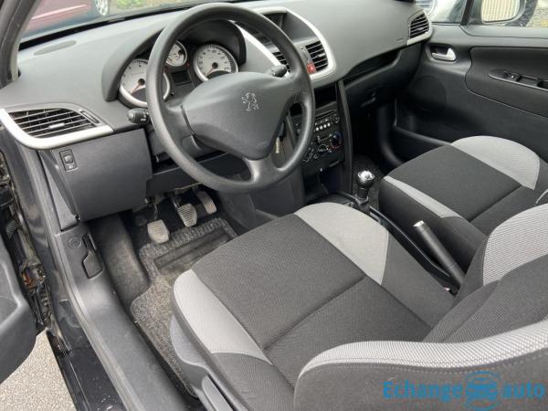 Peugeot 207 1.4 16 V 75 ch Trendy Essence