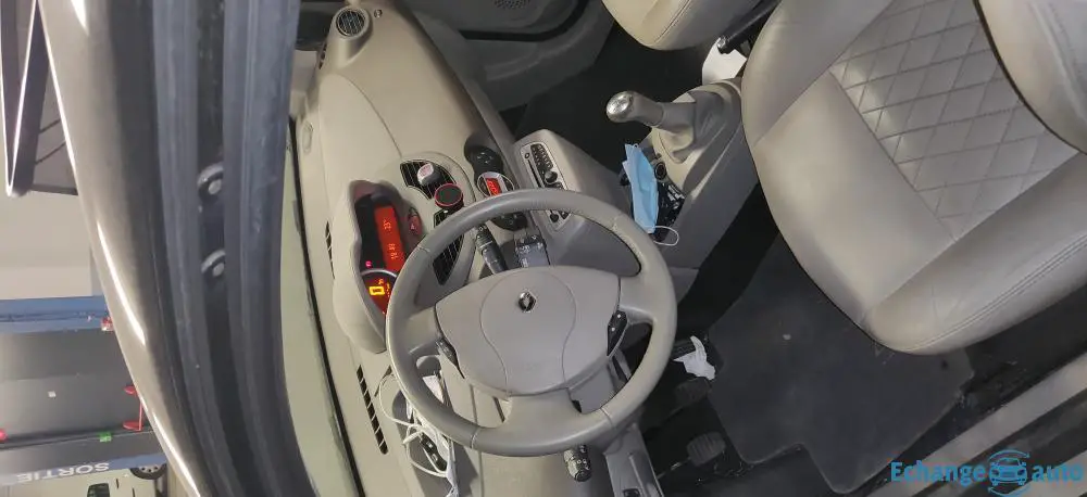 Renault Twingo 2 Initiale Paris dCi 85