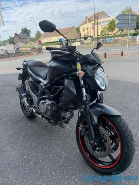 Suzuki 650 GLADIUS A2