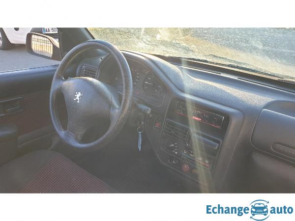 PEUGEOT 106 1.1i Color line