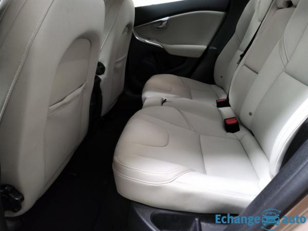 Volvo V40 2.0 D3 Momentum 150 ch