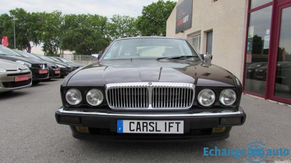 Daimler Double-Six Jaguar XJ 40 6.0 311cv Insignia