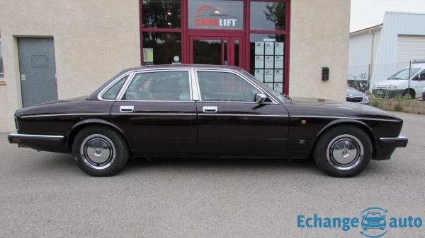 Daimler Double-Six Jaguar XJ 40 6.0 311cv Insignia