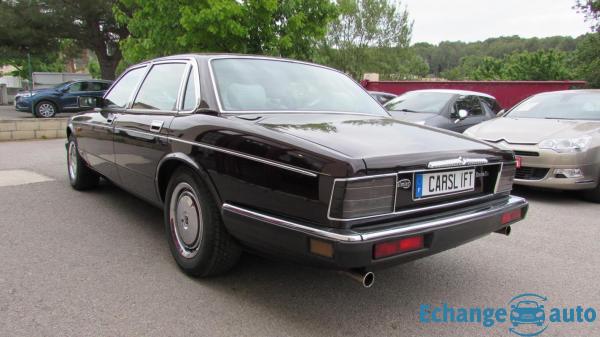 Daimler Double-Six Jaguar XJ 40 6.0 311cv Insignia