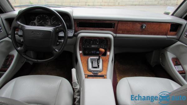 Daimler Double-Six Jaguar XJ 40 6.0 311cv Insignia