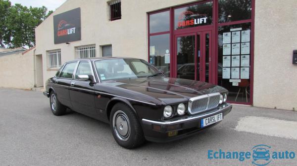Daimler Double-Six Jaguar XJ 40 6.0 311cv Insignia