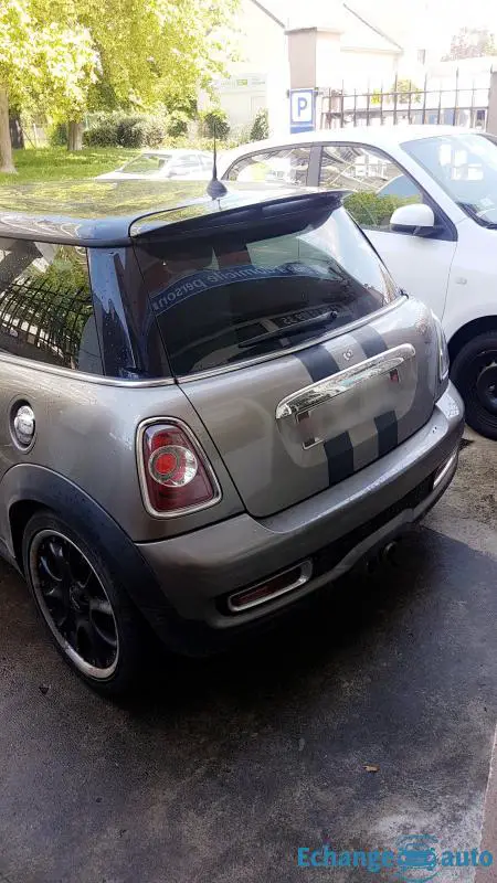 Mini cooper SD contre moto
