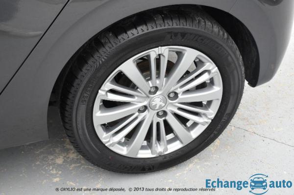 Peugeot 208 (2) 1.2 PURETECH 82 ALLURE 5P