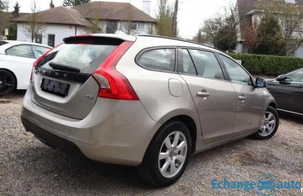 VOLVO V60 D3 136ch A CUIR/CLIM/REGVIT/BLTH/JA/ATTACHREM/1MAIN/GAR12MOIS