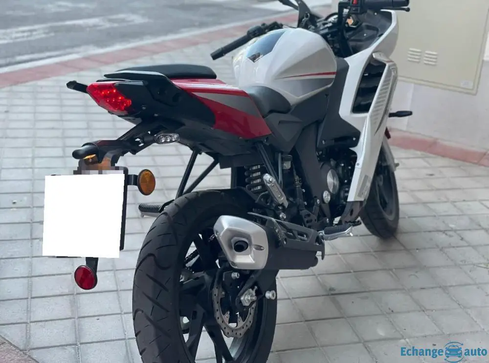 MOTO 125 CC KEEWAY RKR NEUVE