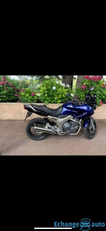 Yamaha 900 TDM, 57 000 kms contre cabriolet