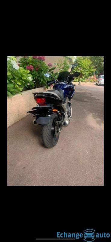 Yamaha 900 TDM, 57 000 kms contre cabriolet