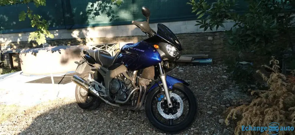 Yamaha 900 TDM, 57 000 kms contre cabriolet