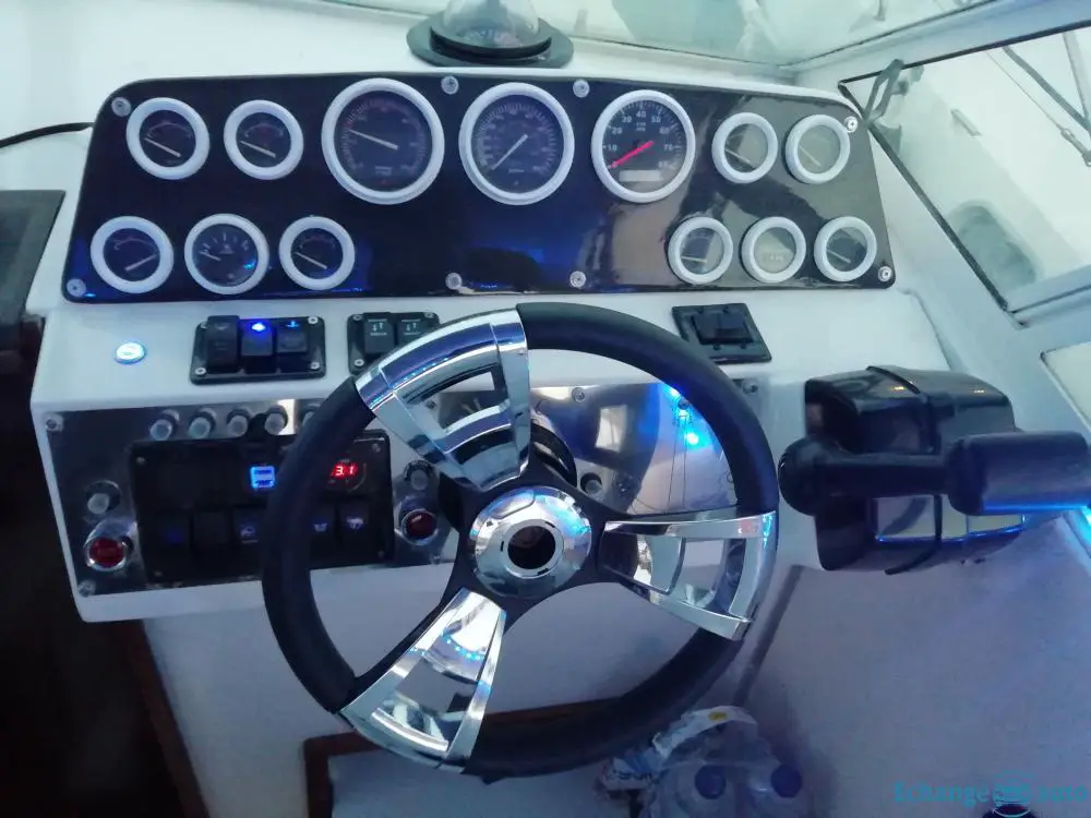 Bateau à moteur, avec Domotique à commandes