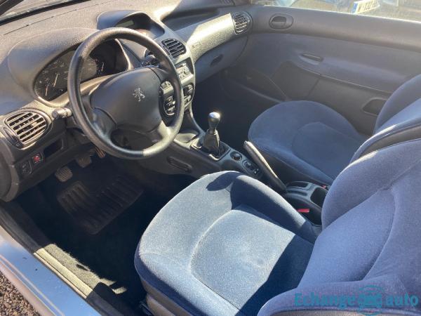 PEUGEOT 206 1.4i XT