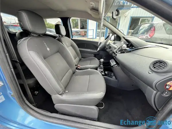 RENAULT TWINGO II 1.2i 75ch NightetDay