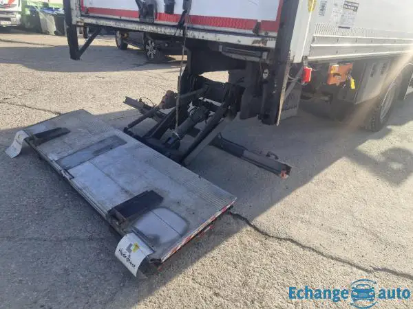 RENAULT D210 PORTEUR 12T HAYON 4X2 