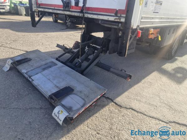 RENAULT D210 PORTEUR 12T HAYON 4X2 18 PALETTES